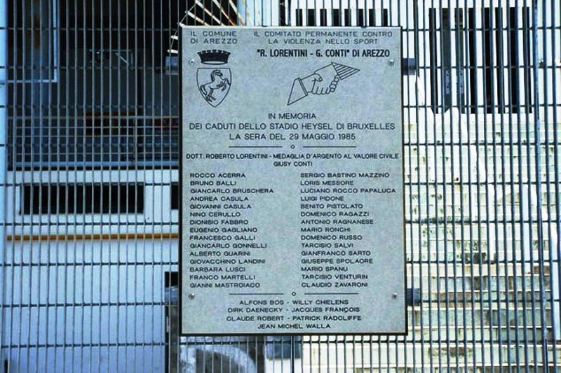 la stele in memoria dei caduti dell'Heysel allo stadio di Arezzo